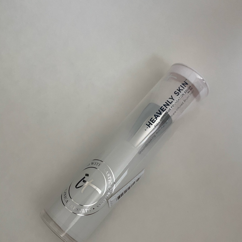 It Cosmetics heavenly skin brush # 703